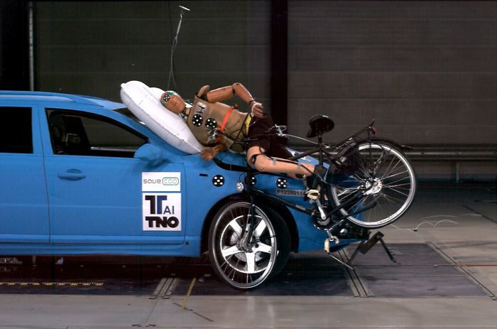 New airbag protects vulnerable road users, www.tno.nl