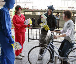 “忍者”が自転車の施錠呼び掛け