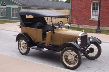 Ford Model T, Photo by Rmhermen,licensed under the Creative Commons Attribution ShareAlike 3.0 Unported.