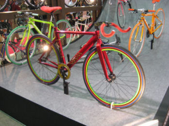 カラーリングが派手