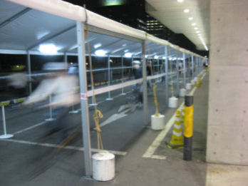 試乗コースは半屋外という感じ。屋根がある。