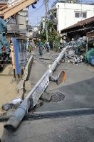 電柱は鋼管製で中心部は空洞、鋼管の外側が薄いコンクリートで覆われた2層構造