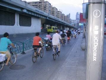 様々な車輌が混然一体となって流れる上海の言わば「中速道」。