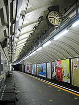 閑散とするロンドンの地下鉄ホーム