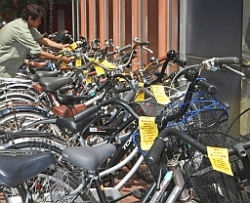 放置自転車に警告カード