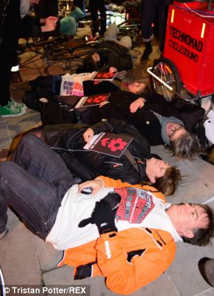 'Die-in'in London, www.dailymail.co.uk