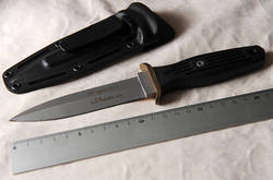 凶器は武器のダガーナイフ