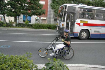 ハンドサイクルで東京―福岡