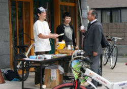 自転車でCO2削減加速 街中に休憩所
