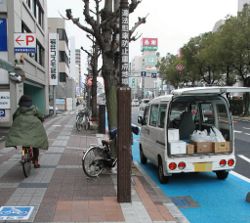 自転車道に目立つ駐停車