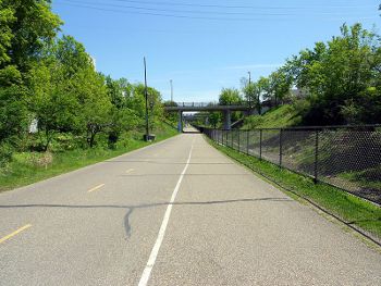 Midtown Greenway in Minneapolis, Photo by Nathan Johnson,licensed under the Creative Commons Attribution ShareAlike 3.0 Unported.