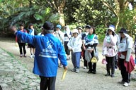 ガイドがついてウォーキング