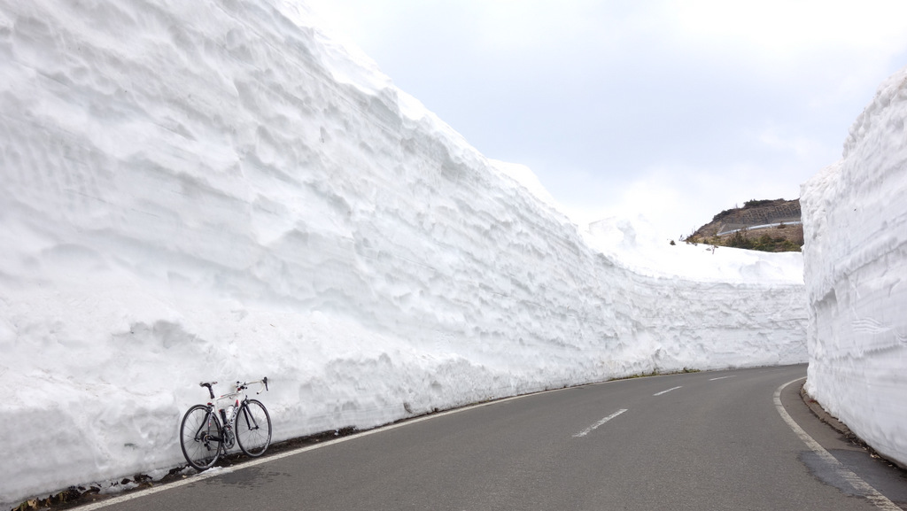 天空の志賀草津道路 雪の回廊 自転車百景