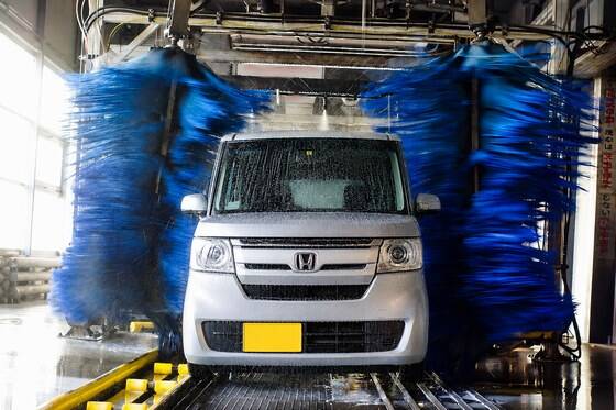 ボロい軽自動車が洗車機通してたから「通す意味あるんですか？」って聞いちまったよのサムネイル