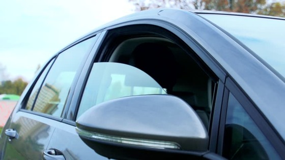 え？？キーレスで車の窓閉められるのってレア機能なの？？