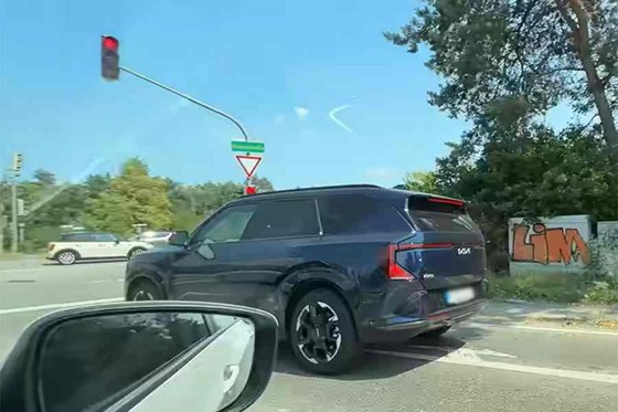 【悲報】タカさん「ヨーロッパは中国車韓国車がいっぱい走ってる。日本車はない。キアかっこいい」