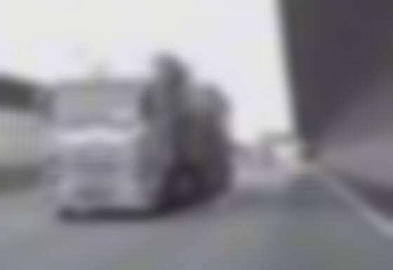 【悲報】高速道路でトラックの横転事故を誘発しておいて平然と走り去るワゴンR…