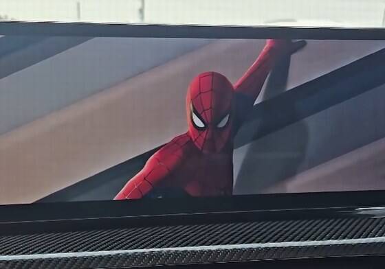 【悲報】エンジン始動するとディスプレイがスパイダーマン：ブランド・ニュー・デイの広告に乗っ取られる→BMWオーナーらブチ切れｗｗｗｗｗｗｗｗｗ