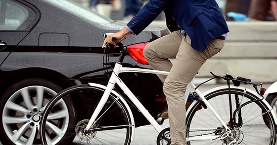 【悲報】高校生俺、自転車ですり抜けしたら車に接触　→塗装修理代10万を要求されてしまう