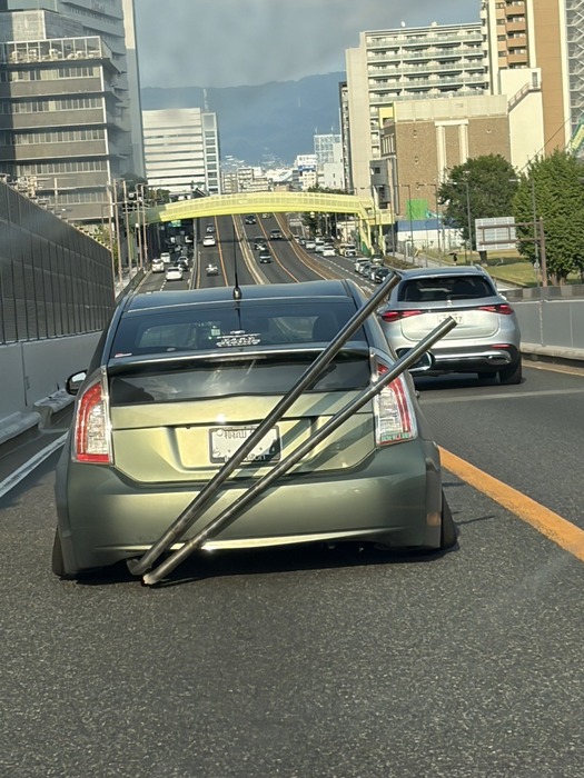 【画像】車のこういうマフラーって意味あるの？
