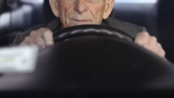 【悲報】車で店に突っ込んだ男（82）「後5年は運転するわｗｗｗｗｗｗｗｗ」