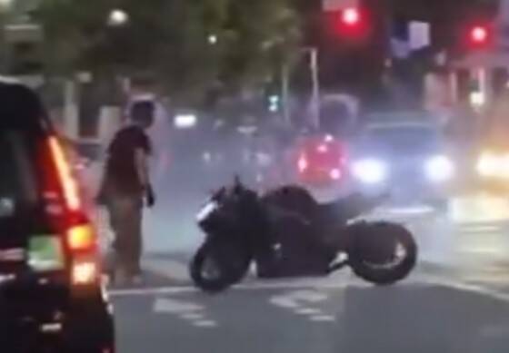 このイキってたのに自分のバイクに轢かれる動画、定期的に見たくなるよねｗｗｗのサムネイル
