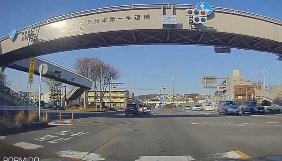 この車とバイクの衝突事故、どっちがわるいの？