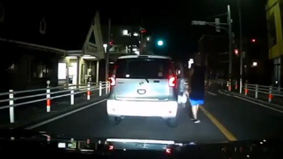 動画 前走車を煽りまくってるdqn車を後続車がハイビームで注意した結果とんでもないことに サイ速