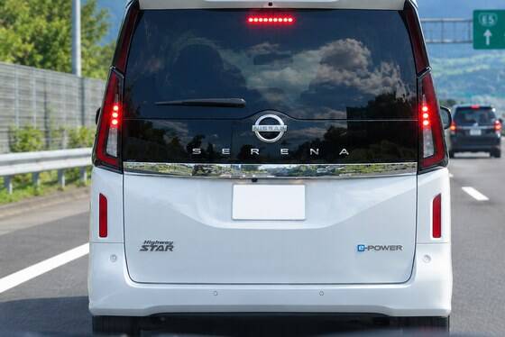 日産セレナ乗ってるやつってやたらとブレーキ踏むけどアレなんで？