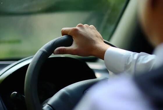 車の運転すると急にイキり始めるやついるよな