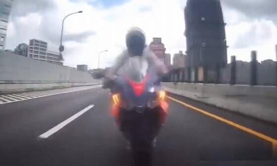 【動画】バイク女子さん、前方不注意すぎるｗｗｗｗｗｗｗｗｗ
