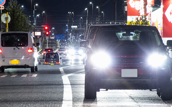 ロービームなのにクッソ眩しい車あるでしょ？