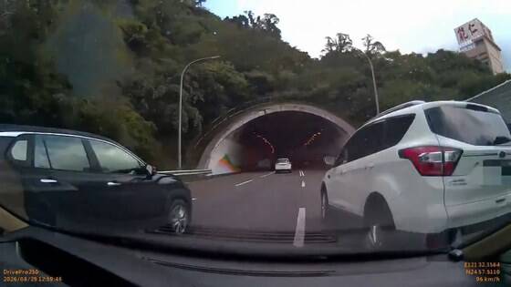 【動画】女ドライバーさん、車2台に挟まれてトンネル壁に激突…