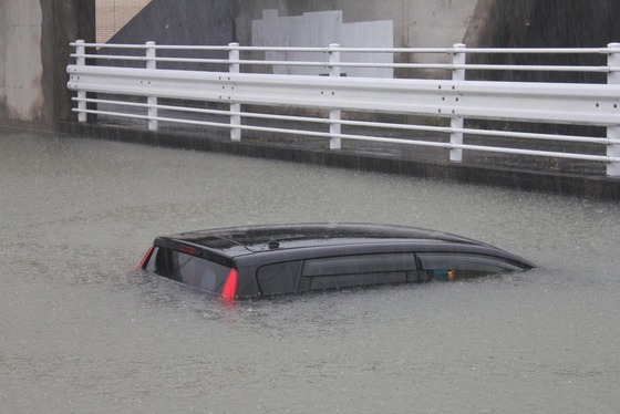 【悲報】車さん、この土砂降りで無事廃車になる・・・