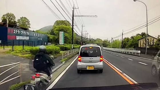 【動画】右折して敷地内に入ろうとした車とすり抜けしたバイクが衝突　これどっちが悪いんや？