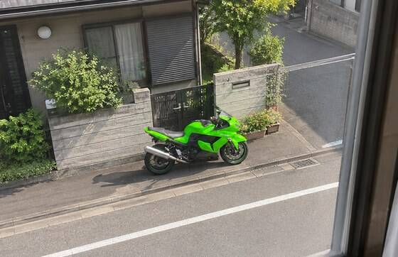 隣の家のオッサンがバイクのエンジンかけて30分くらい放置してる