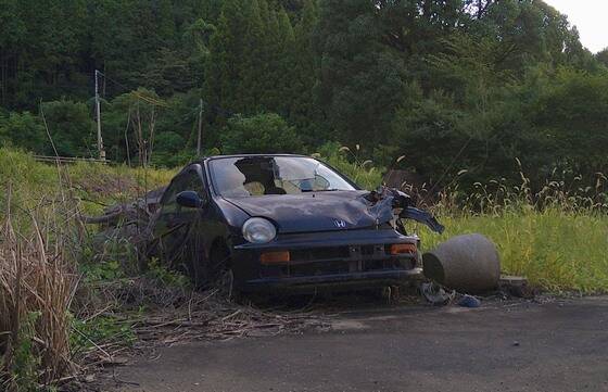 何か貴重そうな車が放置されててワロタｗｗｗｗｗｗｗｗ