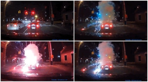 オープンカーに爆竹