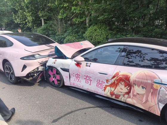 【画像】あのアニメの痛車、無惨に散る・・・
