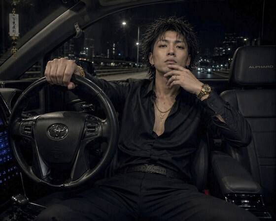 【画像】アルファードやプリウスを運転してるやつの運転姿勢って大体これだよな