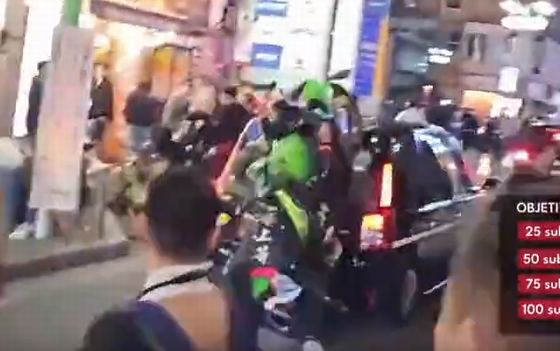 【動画】渋谷ハロウィンで突如ウィリーしたバイクがタクシーに激突…リアガラスが粉々に