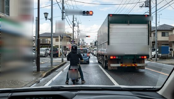 バイク乗ってるとこういう状況でも無理やり追い越しにくる車たまにいるけどあれなに？のサムネイル
