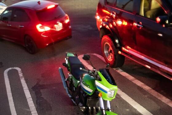 【動画】この駐車場でバイクにぶつけた車の動画で、コメント欄で車がめちゃくちゃ叩かれてるけど、俺もこれやっちゃいそうだわのサムネイル