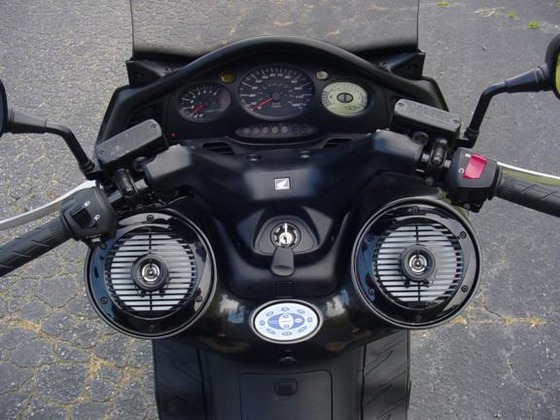 controller-and-two-speakers