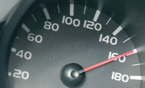 国産車の速度メーターはなぜ180km/hまであるんや？