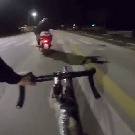 【動画】バイクに煽られた自転車乗りさん、とんでもない反撃をするｗｗｗｗｗｗ