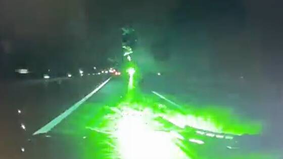 【恐怖】高速道路で対向車に高出力レーザーポインターを飛ばしまくる基地外トラックが撮影されるｗｗｗｗｗｗｗｗｗｗｗｗ