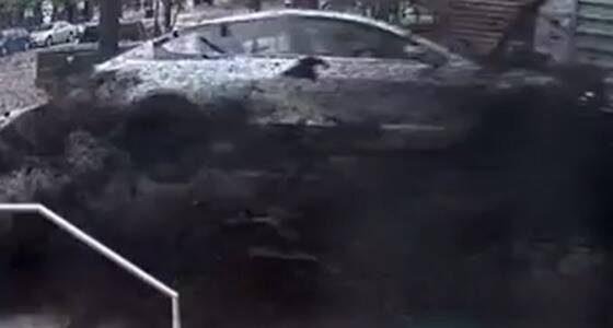 【動画】テスラ車さん、ノーブレーキで建物に突っ込む・・・