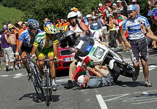 TdF-Motorcycle-Bicycle-accident