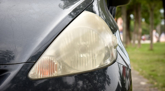 車のヘッドライト黄ばんだからお店でやってもらうか→フゥァッ！？2万以上かかるんけ！のサムネイル